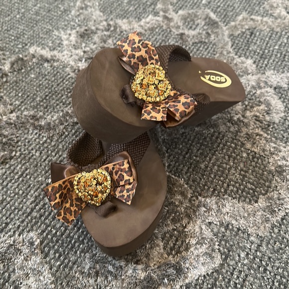 Platform Brown Flip Flop wedge shoes with Gold crystal heart Leopard Bows - Picture 5 of 6